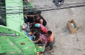 Busca por comida no caminhão de lixo na cidade do rio de janeiro