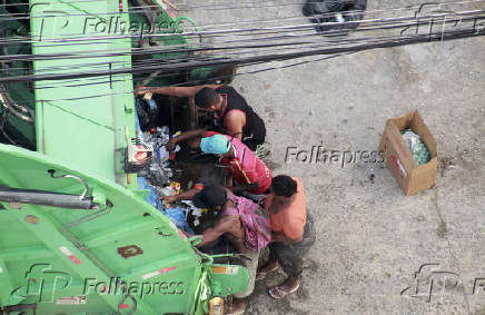 Busca por comida no caminhão de lixo na cidade do rio de janeiro