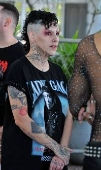 Fãs da cantora Lady Gaga, em frente ao hotel Copacabana Palace