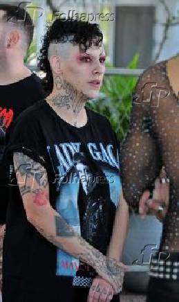 Fãs da cantora Lady Gaga, em frente ao hotel Copacabana Palace