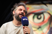 Gabriel Calderón preestrena una versión suizo-uruguaya de Roberto Zucco con quince actores