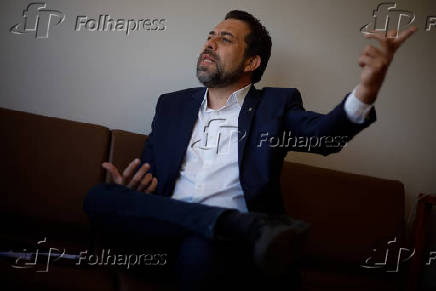 Guilherme Boulos durante entrevista na Câmara dos Deputados