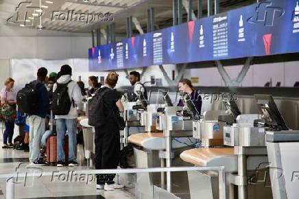 Movimentação de passageiros no aeroporto jfk em nova york.