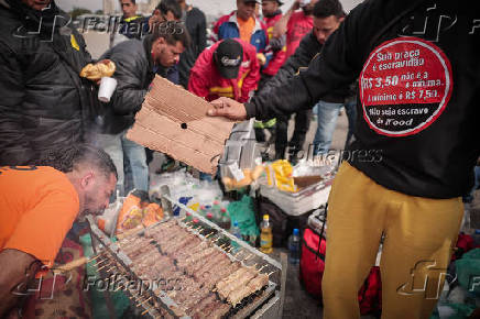 Entregadores por app protestam em frente ao iFood Move (SP)