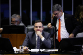 O senador Randolfe Rodrigues, ao lado do senador Rodrigo Pacheco, durante sessão