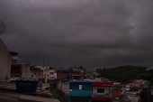 Céu nublado, anunciado chuva no bairro de Perus