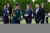 Milei llega a Asunción para reunirse con Peña en su primera visita oficial a Paraguay