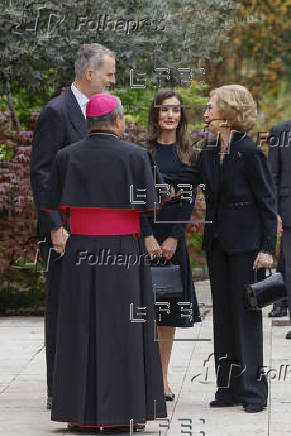 Los reyes firman en el libro de condolencias en la Nunciatura