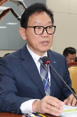 Science minister attends parliamentary session