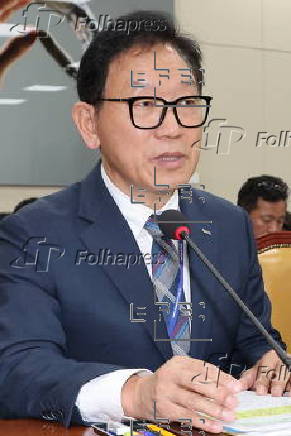 Science minister attends parliamentary session