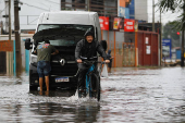 A chuva que cai no Rio Grande do Sul desde segunda-feira (16), alagou ruas em Canoas-RS