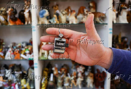 A counting device is shown with the final count of 5025 dog-related items for the Guinness World Record in Terrassa